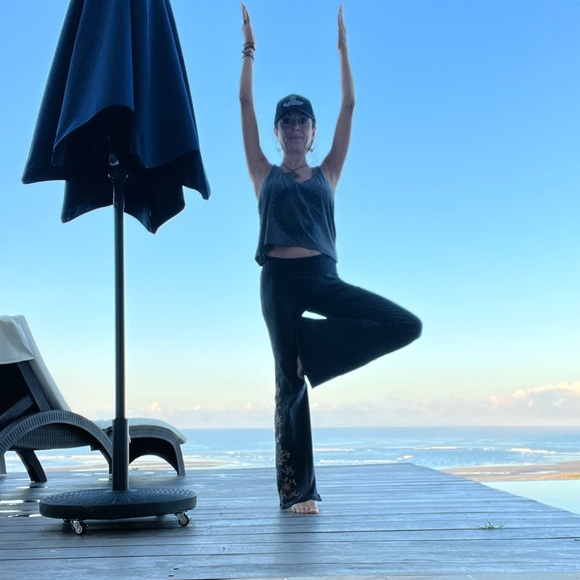 About Me - your Posher, Liz - Picture 2 of 3